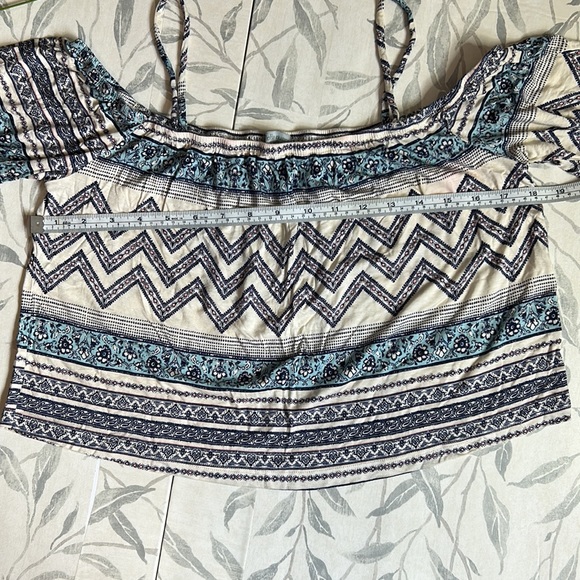 CHARLOTTE RUSSE | FLOWY COLD SHOULDER CROP TOP - Picture 3 of 8
